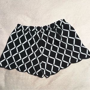 Black/ white diamond pattern dress shorts by blu pepper